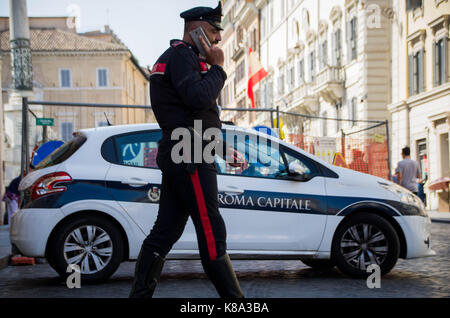 Roma, Italia - 15 giugno 2017: carabinieri ufficiale militare sul dazio in piazza di Spagna a Roma, Italia Foto Stock