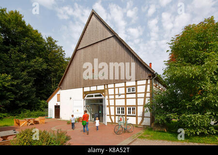 AWO-Schultenhof, Wohnprojekt und Arbeitsprojekt der Arbeiterwohlfahrt fuer Behinderte, Hofladen im Fachwerkhaus, Dortmund-Renninghausen, Ruhrgebiet, N Foto Stock