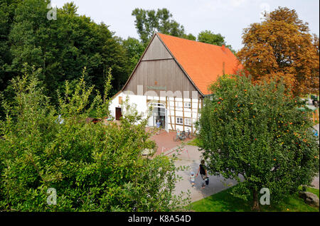 AWO-Schultenhof, Wohnprojekt und Arbeitsprojekt der Arbeiterwohlfahrt fuer Behinderte, Hofladen im Fachwerkhaus, Dortmund-Renninghausen, Ruhrgebiet, N Foto Stock