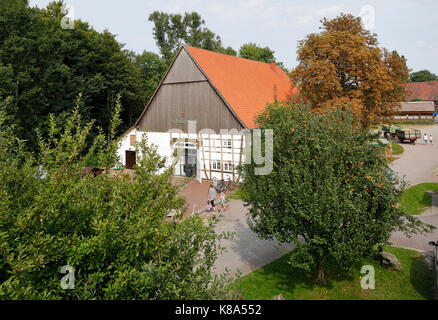 AWO-Schultenhof, Wohnprojekt und Arbeitsprojekt der Arbeiterwohlfahrt fuer Behinderte, Hofladen im Fachwerkhaus, Dortmund-Renninghausen, Ruhrgebiet, N Foto Stock