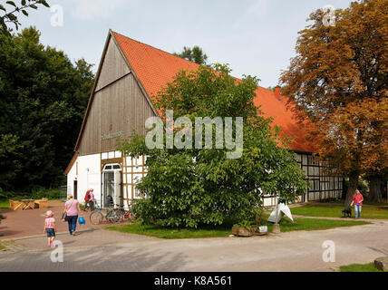 AWO-Schultenhof, Wohnprojekt und Arbeitsprojekt der Arbeiterwohlfahrt fuer Behinderte, Hofladen im Fachwerkhaus, Dortmund-Renninghausen, Ruhrgebiet, N Foto Stock