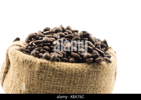 I chicchi di caffè nella sacca isolata su sfondo bianco Foto Stock