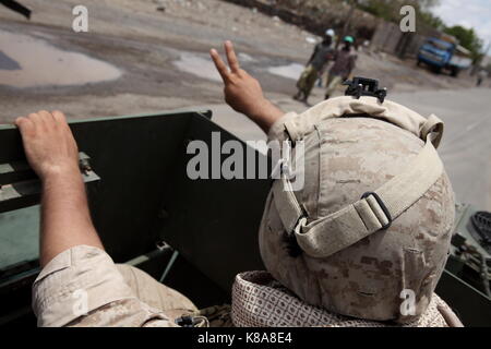 Un corpo della marina degli Stati Uniti onde soldato con la gente del posto nel Grand Barra deserto a Gibuti il 15 aprile 2010. USMC truppe unite con il francese Forei Foto Stock