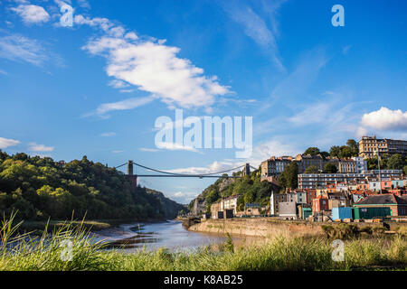 Il Clifton Suspension Bridge si trova a cavallo della Avon Gorge con il fiume Avon sotto a una bassa marea Foto Stock