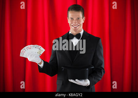 Giovane mago maschio con le Carte Magia e hat Foto Stock