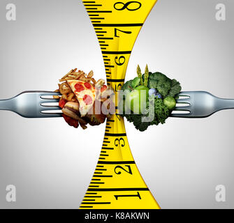 Nastro di misurazione cibo e il controllo del peso squeeze concetto come due forcelle con il cibo spazzatura e sano frutta e verdura la spremitura di un strumento di misura. Foto Stock