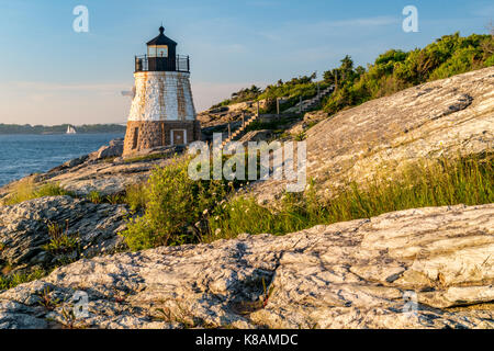 Castle Hill lighthouse bagnata con la luce calda del tramonto, Newport, Rhode Island Foto Stock