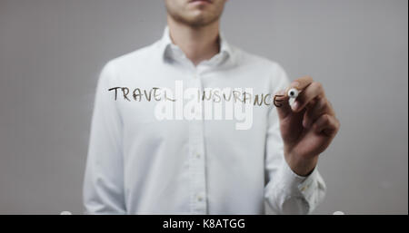 Assicurazione di viaggio , l' uomo la scrittura su vetro Foto Stock