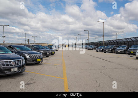 Chicago,il,Stati Uniti d'America,6 aprile 2017:limousine parcheggio all'aeroporto internazionale O'hare,per solo uso editoriale Foto Stock