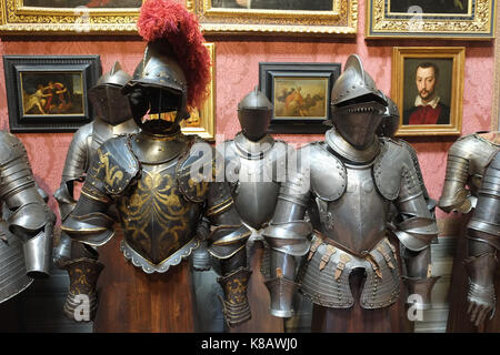 Un gruppo di soldati di metallo. Museo Stibbert di Firenze, Italia. Foto Stock