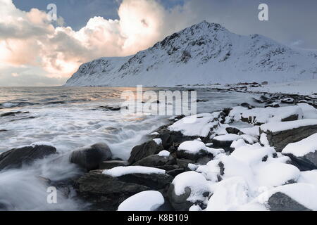 N-wardsv vista da boulder-coperto vareid beach oltre vareidsundet e via e10-kong olav vs vei-re Olav v.s road a montature hustinden-rorliheia-knap Foto Stock