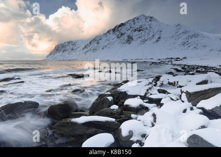 N-reparti vista da boulder-coperto vareid beach oltre vareidsundet e via e10-kong olav vs vei-re5 olav v.s road a montature hustinden-rorliheia-knap Foto Stock