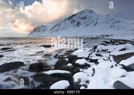 N-reparti vista da boulder-coperto vareid beach oltre vareidsundet e via e10-kong olav vs vei-re Olav v.s road a montature hustinden-rorliheia-knapp Foto Stock