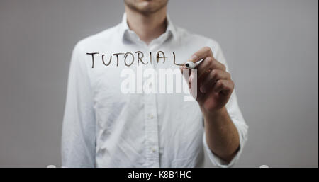 Tutorial , uomo scrittura su vetro Foto Stock