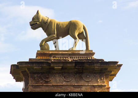 Una scultura di leone sulla cima di un cancello di pietra all'ingresso della porta del Vescovo di Mussenden, sulla costa settentrionale dell'Irlanda del Nord Foto Stock