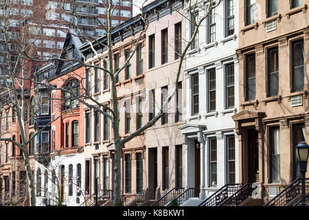 Fila di arenaria storici edifici lungo un blocco a Manhattan, New York City nyc Foto Stock