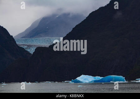 Un gigantesco iceberg blu in Tracy braccio wilderness area, a sud-est di Alaska USA Foto Stock