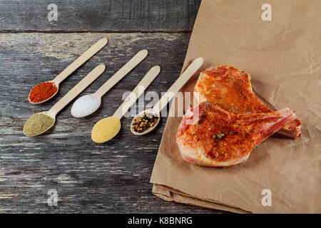 Crudo fresco lombo di maiale con la foglia di alloro sulla tavola di legno e sullo sfondo del saccheggio Foto Stock