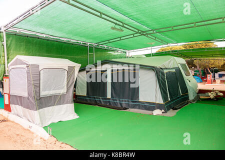 Caravan e tende a un campeggio nel sud della Spagna impostato come una piccola famiglia Summer house Foto Stock