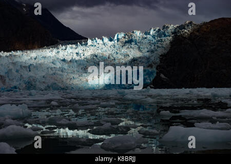 Luce drammatica su South Sawyer Glacier nel braccio di Tracy Ford terrore wilderness area del Sudest Alaska Foto Stock