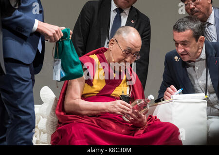 La Conferenza di Palermo del XIV Dalai Lama Tenzin Gyatso. XIV Dalai Lama Tenzin Gyatso torna a palermo. gioia come fonte di ispirazione per invocare la pace. Dopo più di venti anni, il XIV Dalai Lama Tenzin Gyatso, il Tibet il capo spirituale e il premio nobel per la pace, ritorna alla città di palermo. Foto Stock