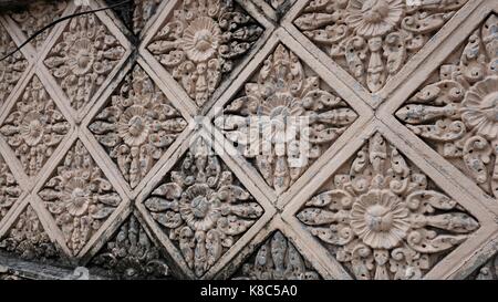 Dharmachakra dharma raggi ruota di ashoka chakra parete di recinzione buddista hindi simboleggia gli insegnamenti del Buddha phnom penh Cambogia Foto Stock