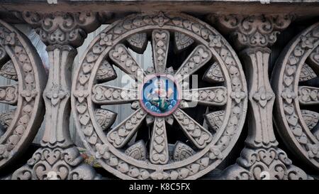 Dharmachakra dharma raggi ruota di ashoka chakra parete di recinzione buddista hindi simboleggia gli insegnamenti del Buddha phnom penh Cambogia Foto Stock