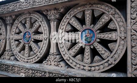 Dharmachakra dharma raggi ruota di ashoka chakra parete di recinzione buddista hindi simboleggia gli insegnamenti del Buddha phnom penh Cambogia Foto Stock