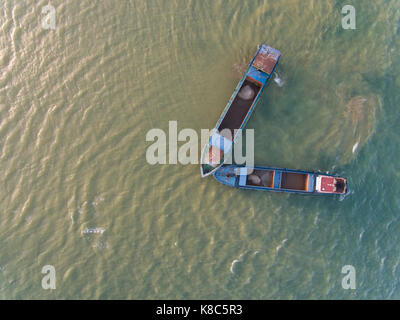 Vista aerea di una nave tra l'acqua di sale e acqua fresca nei pressi di estuario brickish (acqua) Foto Stock