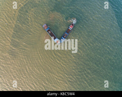 Vista aerea di una nave tra l'acqua di sale e acqua fresca nei pressi di estuario brickish (acqua) Foto Stock