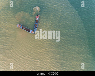 Vista aerea di una nave tra l'acqua di sale e acqua fresca nei pressi di estuario brickish (acqua) Foto Stock