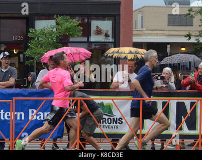 Un abbondanza di fotografi sono stati catturare la finitura di Pearl Street miglio in Boulder, CO. Colorado, durante una leggera pioggia Foto Stock