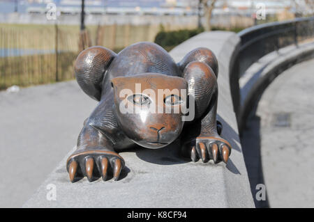 New York City - 6 marzo 2008: sculture in bronzo a permanente di arte pubblica il mondo reale creato da scultore americano Tom otterness situato in rock Foto Stock