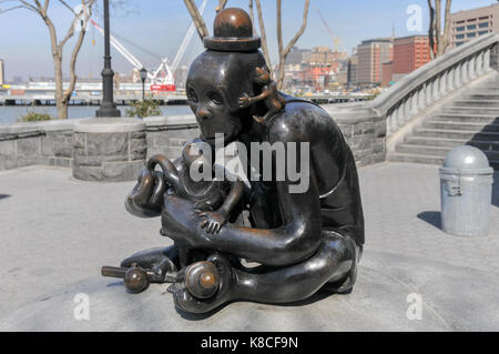 New York City - 6 marzo 2008: sculture in bronzo a permanente di arte pubblica il mondo reale creato da scultore americano Tom otterness situato in rock Foto Stock