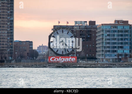 Jersey City, NJ - Gennaio 1, 2008: colgate clock in Jersey City, NJ. colgate clock è un orologio ottagonale di fronte al fiume Hudson nei pressi di pla di exchange Foto Stock