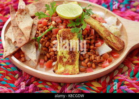 Close up tandoori tadka piatto caldo tandoori tofu e germogli di lenticchie con croccante pane naan bit Foto Stock