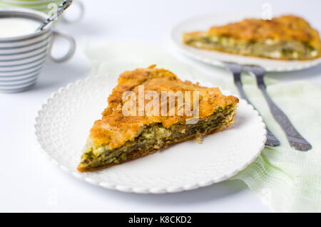Triangolo casalinga fetta di torta con formaggio e spinaci Foto Stock