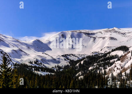 Bellissima vista di Snowmass montagne in inverno; Colorado, STATI UNITI D'AMERICA Foto Stock