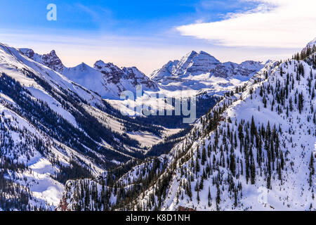 Vista delle vette della regione di Maroon Bells Snowmass Wilderness; Colorado, USA Foto Stock