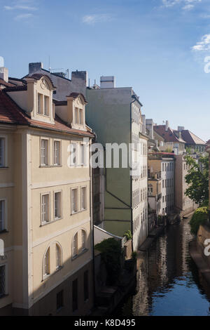 Gli edifici colorati lungo Certovka canal a Praga, Repubblica Ceca. Foto Stock