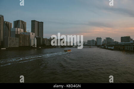 Sumida River, preso dal Kachidoki Bridge al tramonto a Tokyo in Giappone Foto Stock