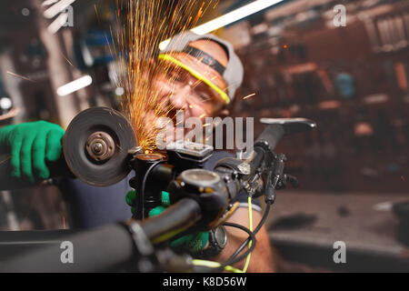 Riparazione meccanica una mountain bike in officina Foto Stock