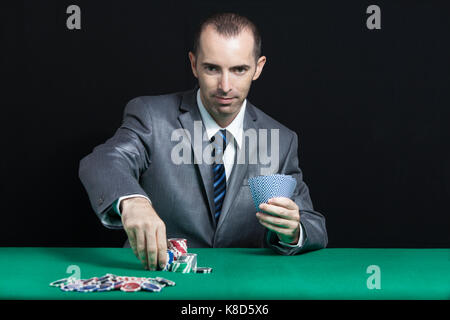 Blackjack o gioco del poker, casino lavoratore shuffling cards Foto Stock