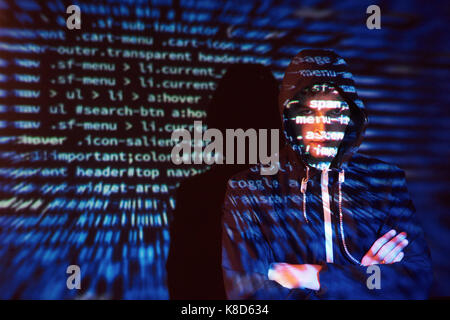 Cyber attacco con irriconoscibile incappucciati hacker utilizzando la realtà virtuale, digitale effetti spuri Foto Stock