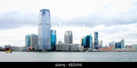 New Jersey, Stati Uniti d'America - 28 September, 2016: waterfront edifici che fiancheggiano il fiume Hudson in jersey city. Foto Stock