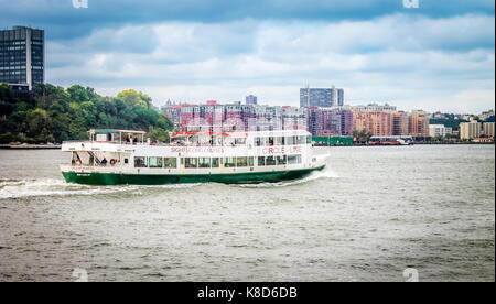 New Jersey, Stati Uniti d'America - 28 September, 2016: una Circle line sightseeing cruise ship viaggia lungo il fiume Hudson attraverso hoboken. Foto Stock