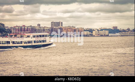 New Jersey, Stati Uniti d'America - 28 September, 2016: una Circle line sightseeing cruise ship viaggia lungo il fiume Hudson attraverso hoboken. Foto Stock