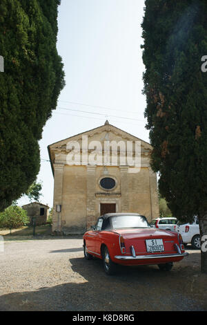 Toscana, Italia, vecchia FIAT 1200 auto sportive e Chiesa Foto Stock