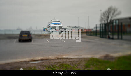 Il rosso lipsticked Aida Cara nave da crociera nel Porto a Southampton docks Foto Stock