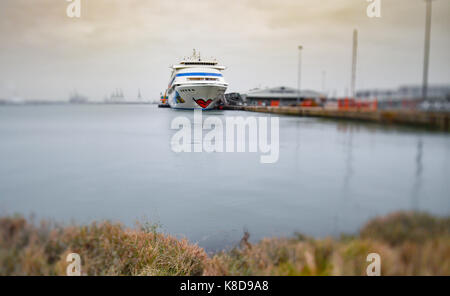 Il rosso lipsticked Aida Cara nave da crociera nel Porto a Southampton docks Foto Stock